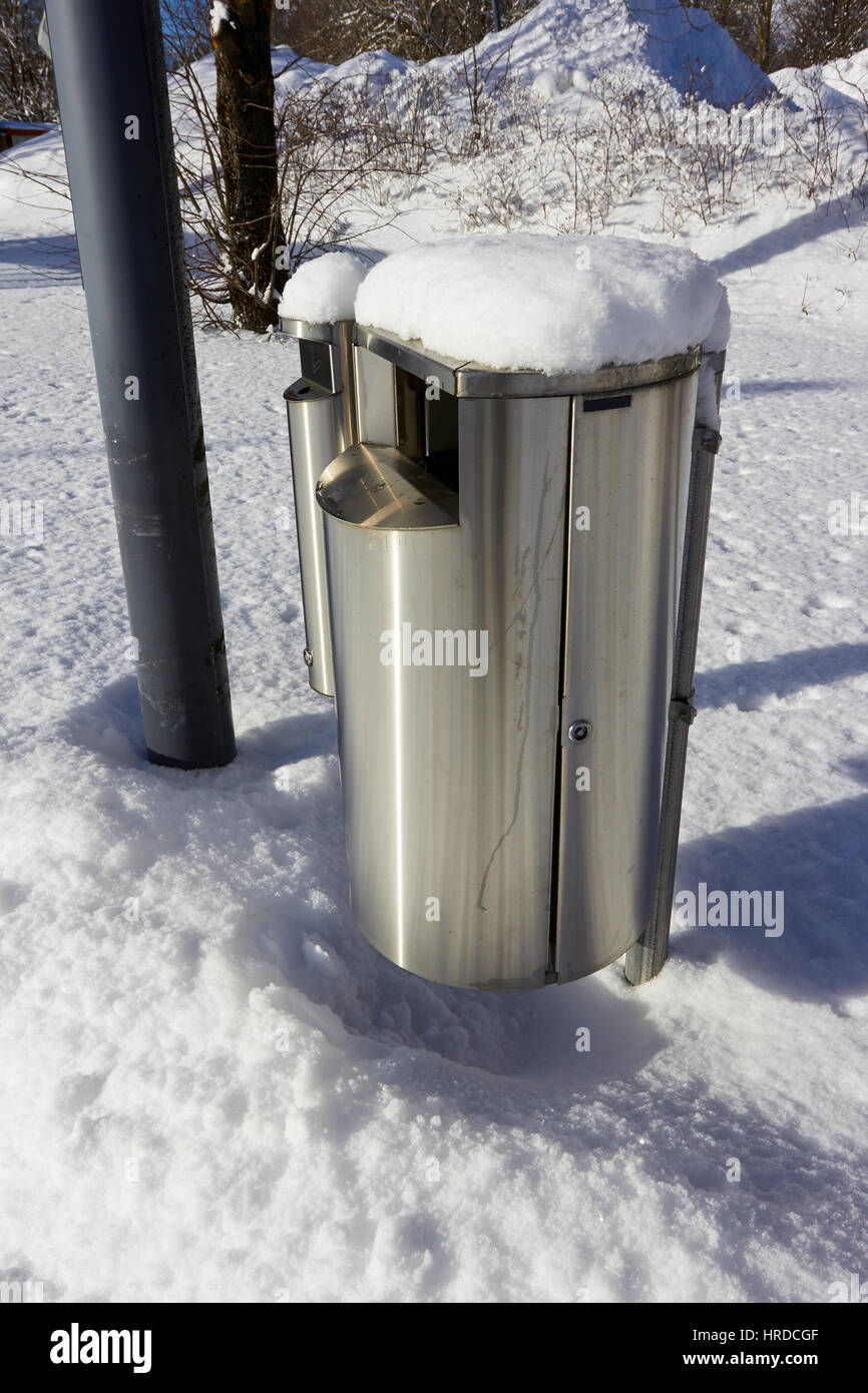 Mülleimer im Schnee Stockfoto