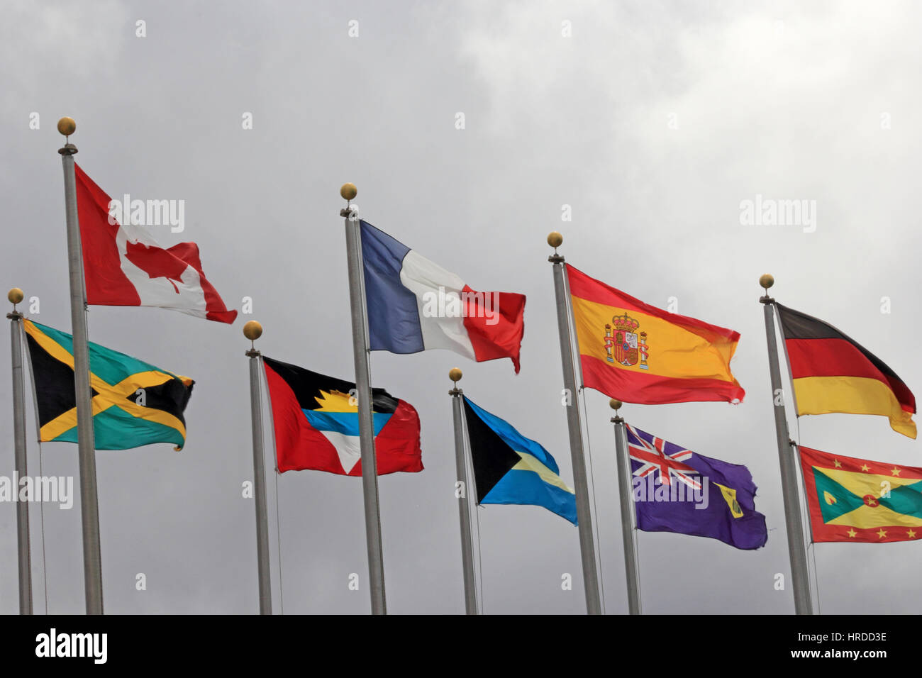 Multi-nationalen Flaggen fliegenden außen Luxus-Hotel, St Lucia Stockfoto