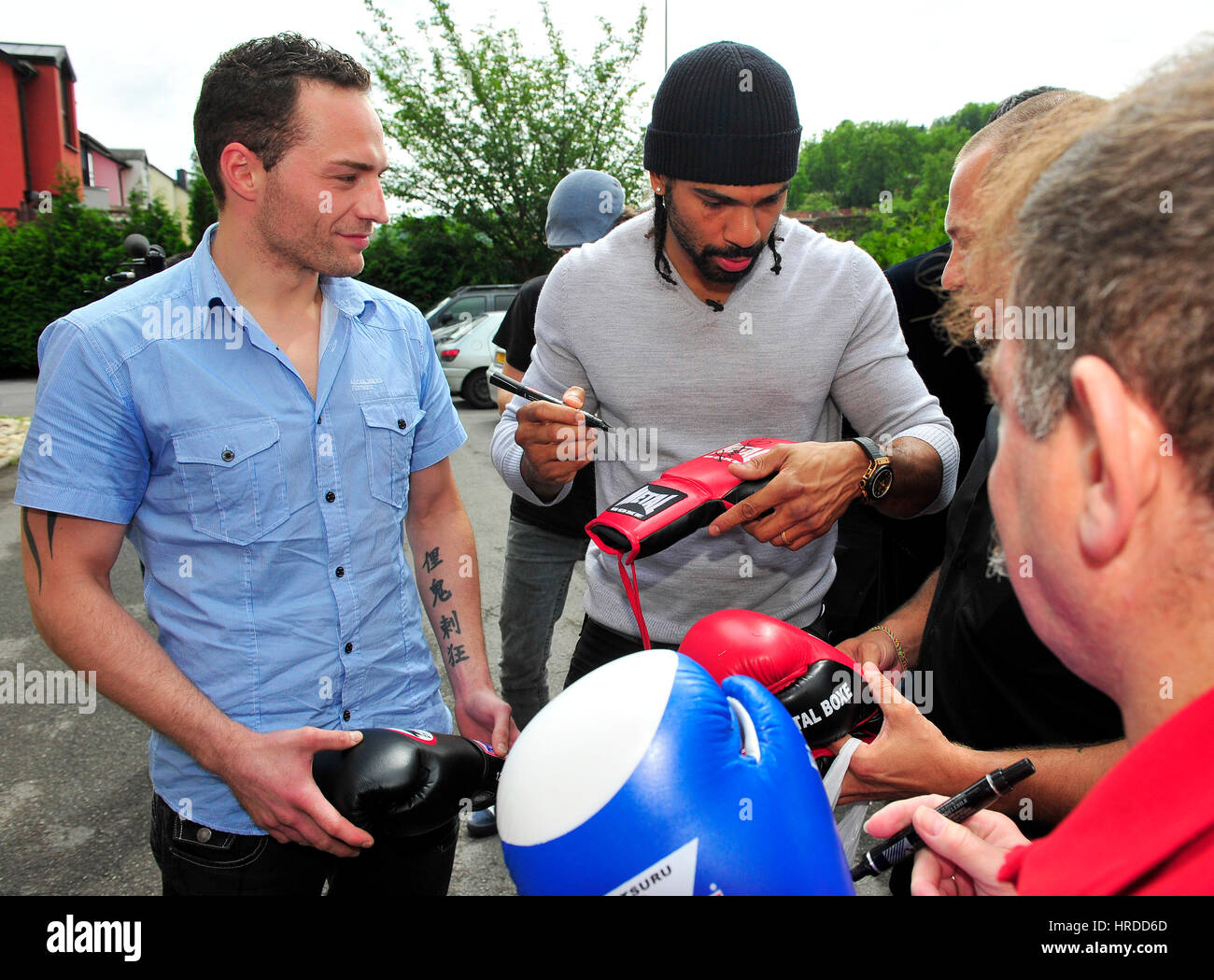 Britischer Boxer David Haye gibt Autogramme, wie er im Hotel ankommt, bevor er eine Lizenz von Luxemburg aus Luxemburg Boxing Federation bekommt. Haye und Briti Stockfoto