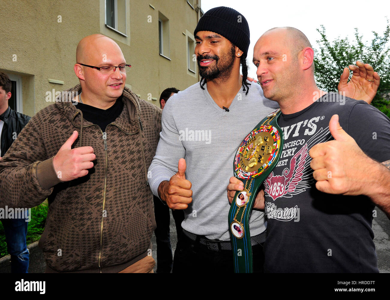 Britischer Boxer David Haye gibt Autogramme, wie er im Hotel ankommt, bevor er eine Lizenz von Luxemburg aus Luxemburg Boxing Federation bekommt. Haye und Briti Stockfoto