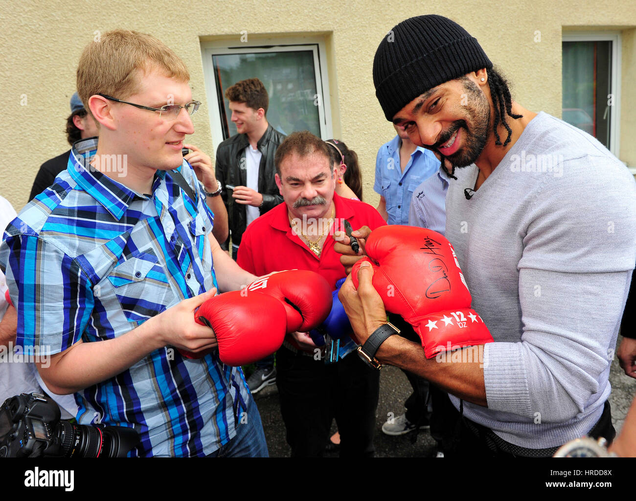 Britischer Boxer David Haye gibt Autogramme, wie er im Hotel ankommt, bevor er eine Lizenz von Luxemburg aus Luxemburg Boxing Federation bekommt. Haye und Briti Stockfoto