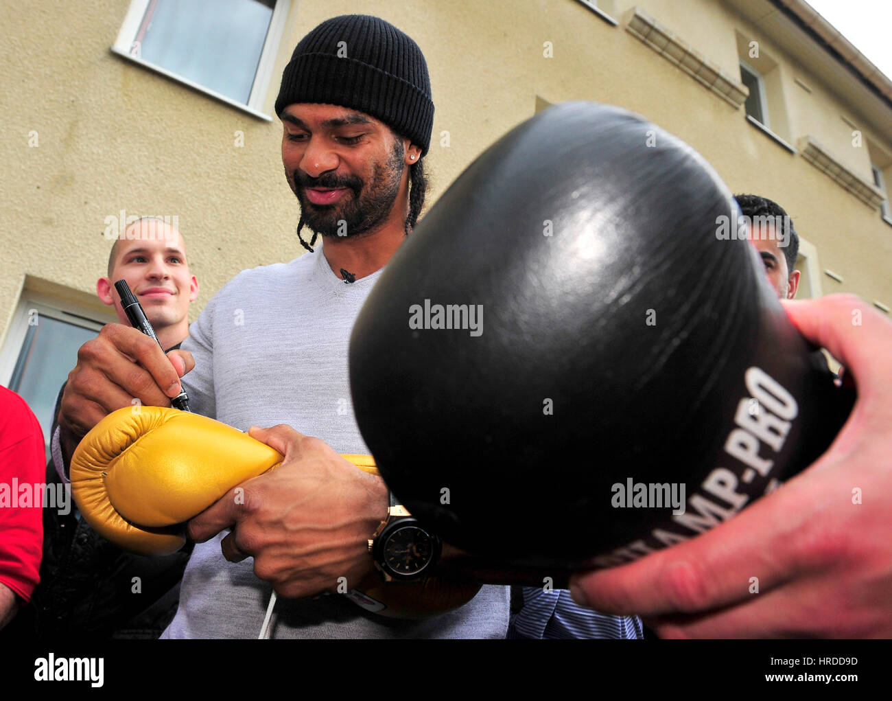 Britischer Boxer David Haye gibt Autogramme, wie er im Hotel ankommt, bevor er eine Lizenz von Luxemburg aus Luxemburg Boxing Federation bekommt. Haye und Briti Stockfoto