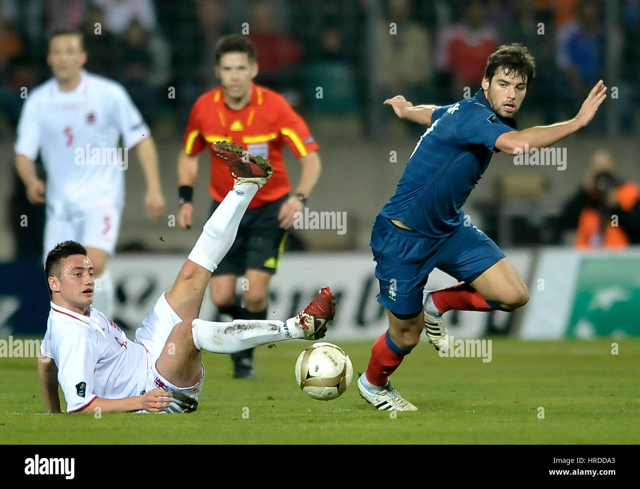 Gilles Bettmer (L) Luxemburg Kämpfe um den Ball mit Yoann Gourcuff (R) von Frankreich während der EURO 2012-Gruppe D-Qualifikation-Fußball-match zwischen F Stockfoto