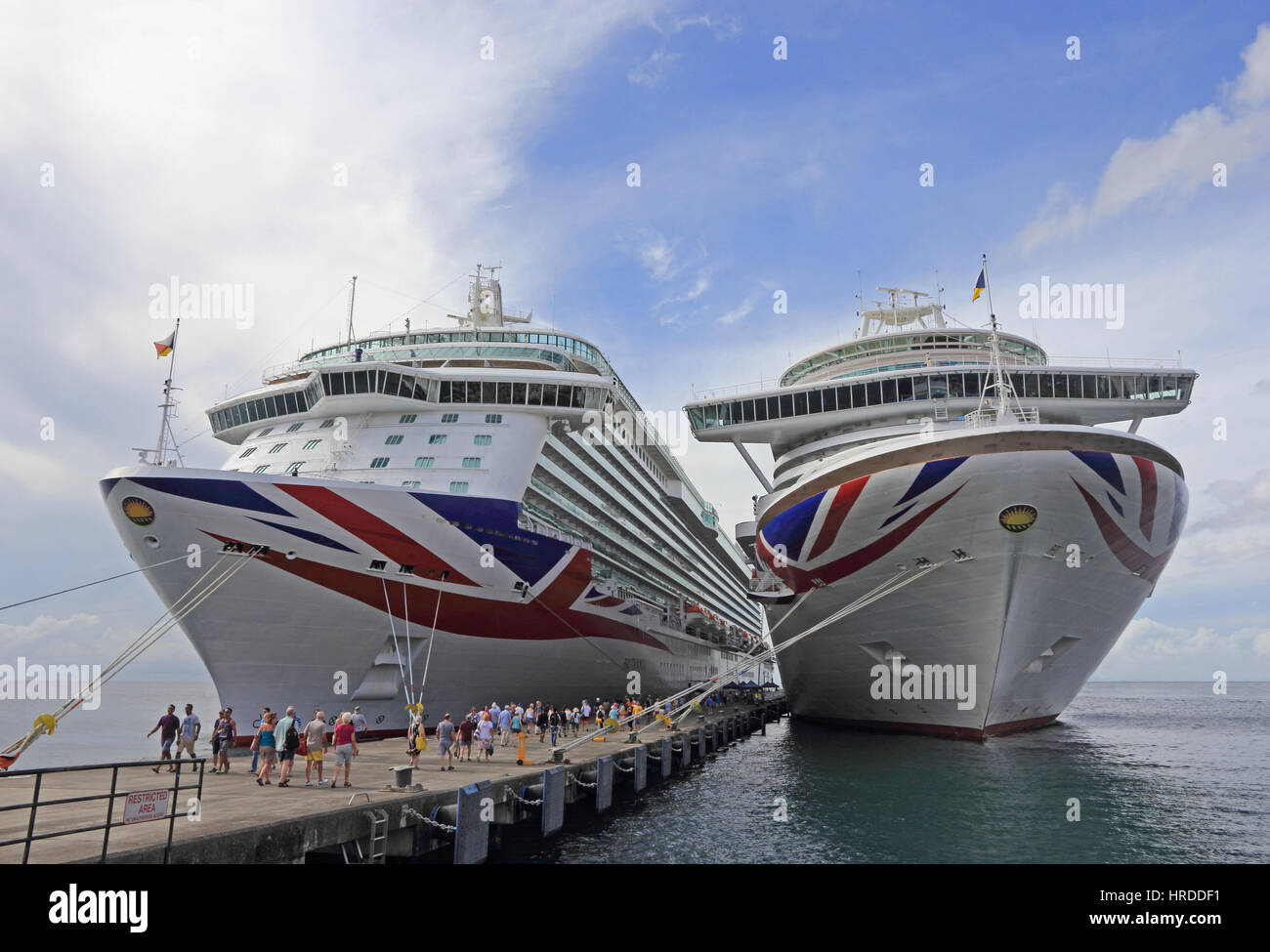 P & O Kreuzfahrtschiffe Azura und Britannia vertäut am St. George's, Grenada Stockfoto