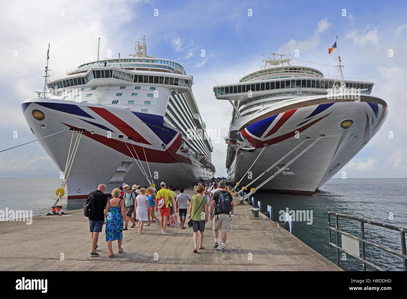 P & O Kreuzfahrtschiffe Azura und Britannia vertäut am St. George's, Grenada Stockfoto