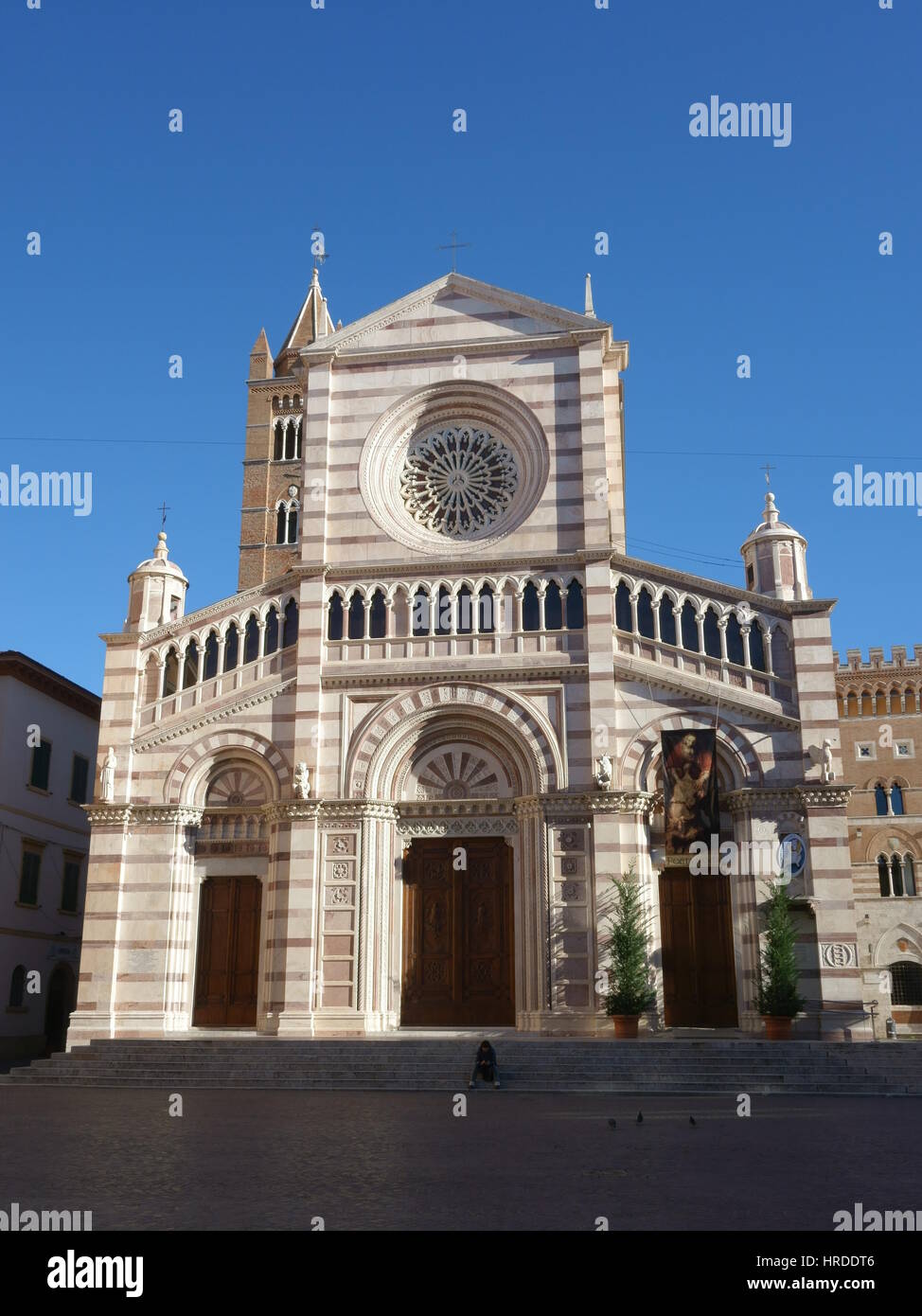 Grosseto Duomo (Kathedrale) Fassade vor einem strahlend blauen Himmel - Piazza Dante Alighieri / Piazza Duomo, Grosseto, Toskana, Italien, Europa - Weitwinkel Stockfoto