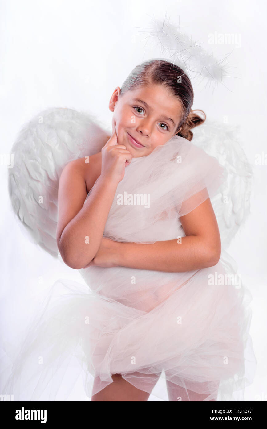 Mädchen als Engel verkleidet Stockfoto