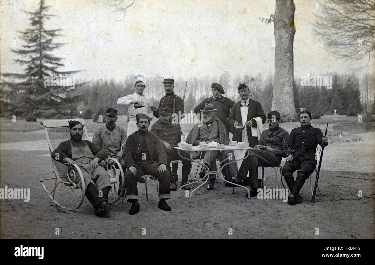 Henry Noailles Widdrington Standish aus Standish war ein britischer Offizier und Landbesitzer, der für seine bedeutenden Beiträge zu lokalen Angelegenheiten und seinen Dienst in der Armee bekannt war. Dieses Porträt unterstreicht seine würdevolle Präsenz und spiegelt den traditionellen Porträtstil des frühen 20. Jahrhunderts wider. Stockfoto