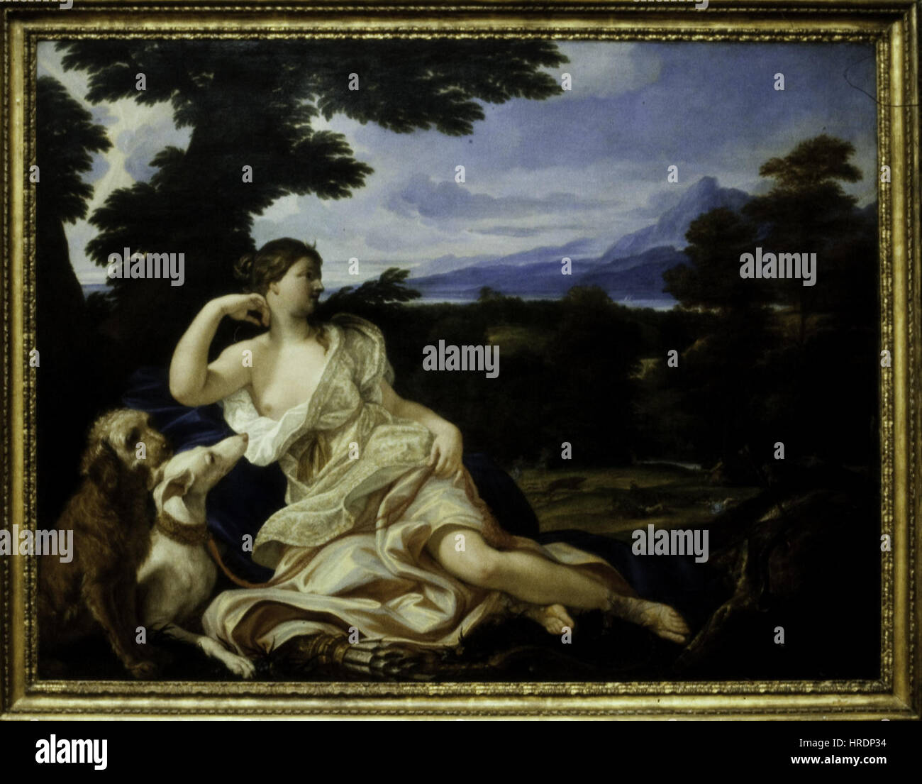 *Diana die Jägerin* von Giovanni Battista Gaulli (Baciccio) stellt die römische Göttin Diana in eleganter, dynamischer Pose dar und hält ihren Bogen. Dieses barocke Gemälde betont das mythologische Motiv mit dramatischer Verwendung von Licht und Farbe und zeigt Gaullis Meisterschaft bei der Erfassung von Figuren und Bewegungen. Stockfoto