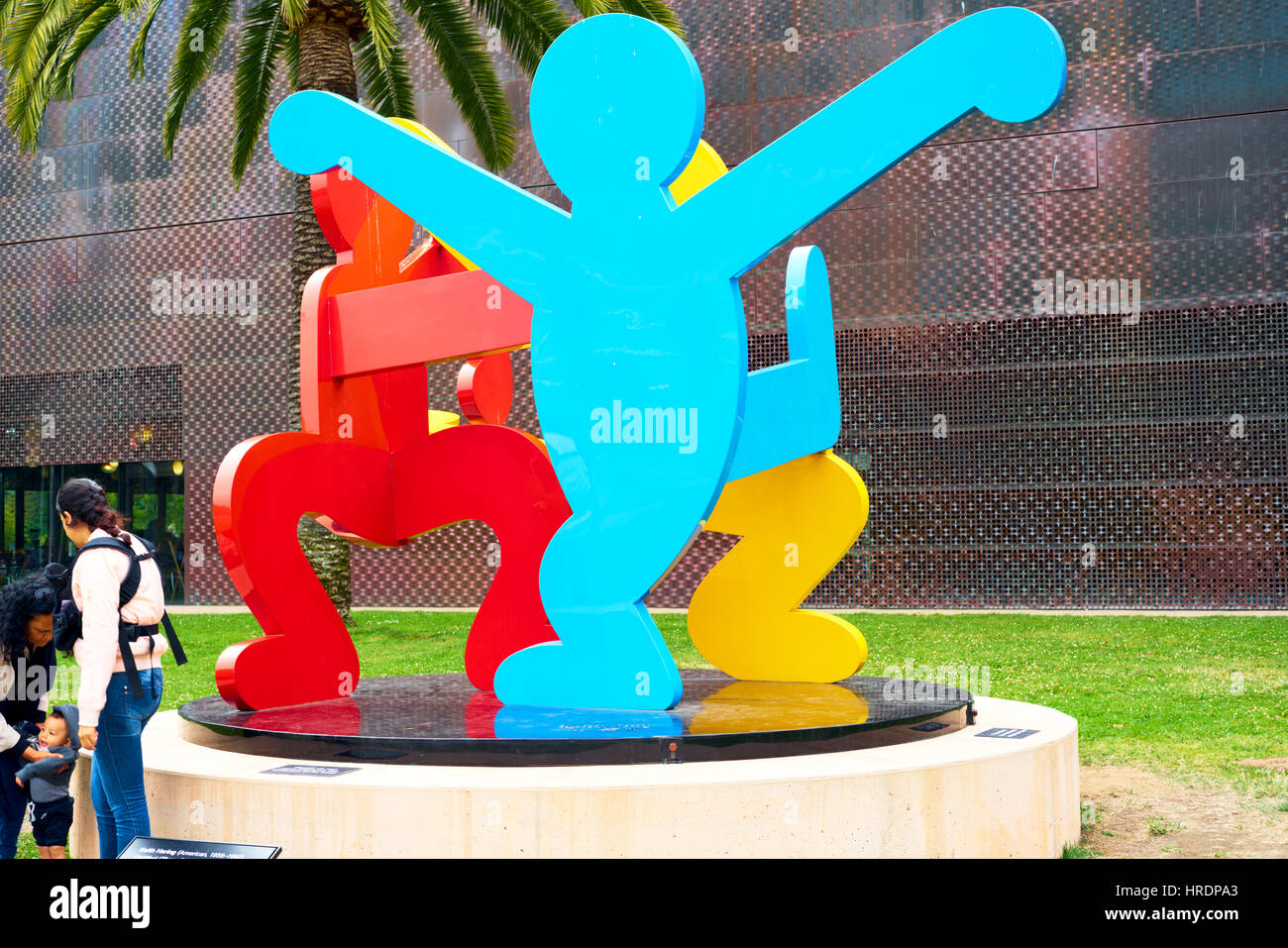 de Young Museum der schönen Künste - Keith Haring Skulptur auf dem Display von Fronteinstieg (drei tanzende Figuren von Keith Haring), San Francisco, Kalifornien, USA Stockfoto