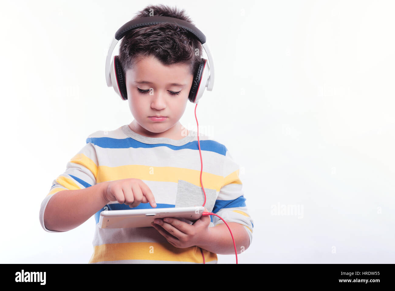 Kind spielt mit einem digital-Tablette Stockfoto