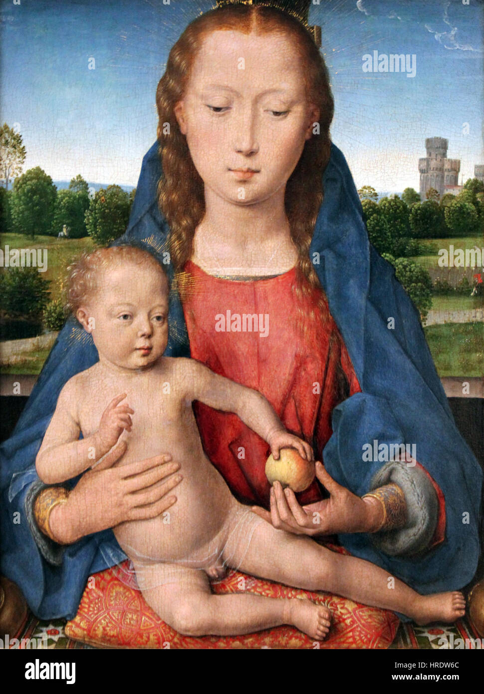Hans Memlings Maria mit dem Kind aus dem Jahr 1487 zeigt ein heiliges Bild der Jungfrau Maria, die das Jesuskind hält und die Beherrschung des Details, der Farbe und des religiösen Symbolismus hervorhebt. Stockfoto Hans Memlings Maria mit dem Kind aus dem Jahr 1487 zeigt ein heiliges Bild der Jungfrau Maria, die das Jesuskind hält und die Beherrschung des Details, der Farbe und des religiösen Symbolismus hervorhebt. Stockfoto