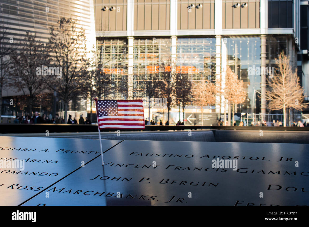 USA Flagge auf 9/11 Memorial fountain Stockfoto