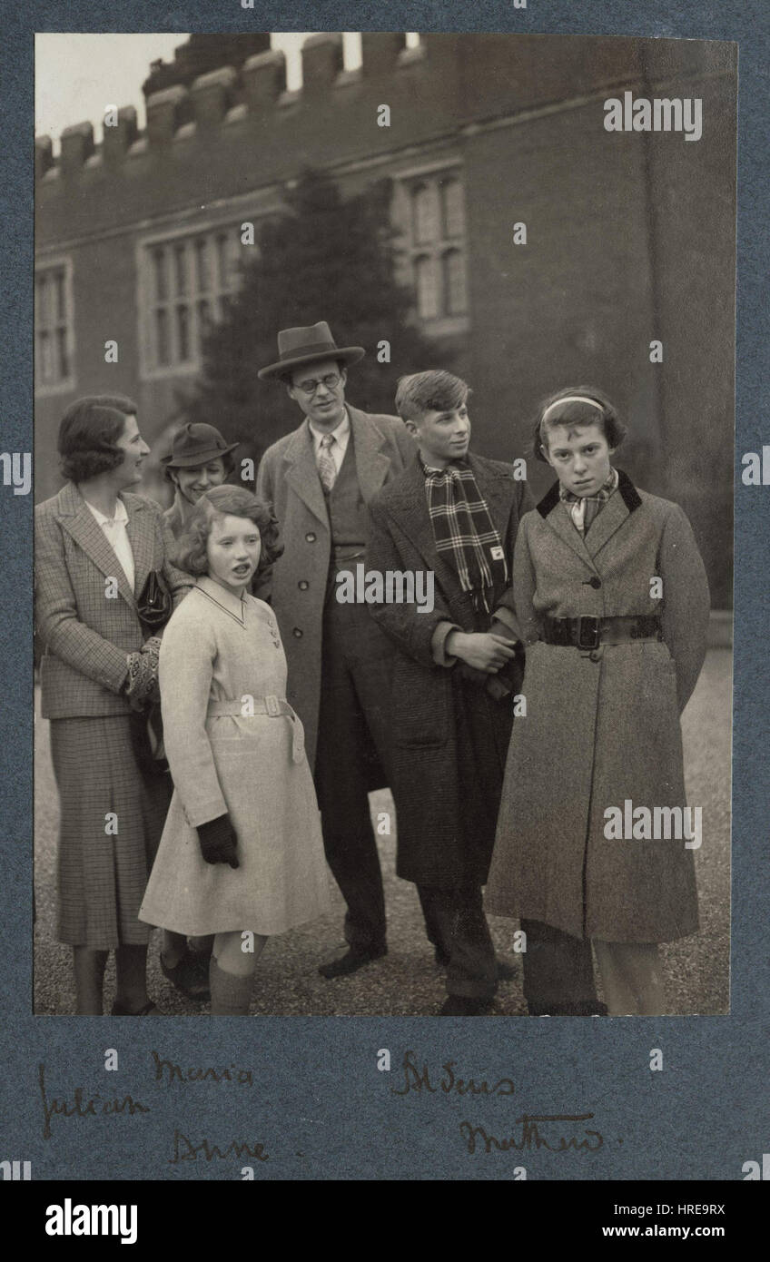 Lady Ottoline Morrells Besuch im Hampton Court Palace ist in ihrem persönlichen Bericht festgehalten und zeigt ihre Erfahrungen im historischen Königspalast. Die Arbeit hebt die kulturelle Bedeutung von Hampton Court in der englischen Geschichte hervor. Stockfoto