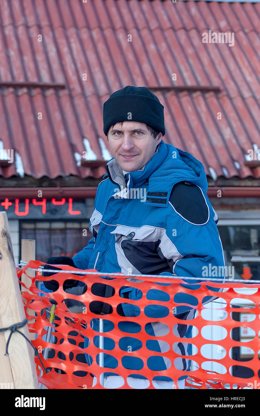 junger Mann in Ski Jacke das warten Stockfoto