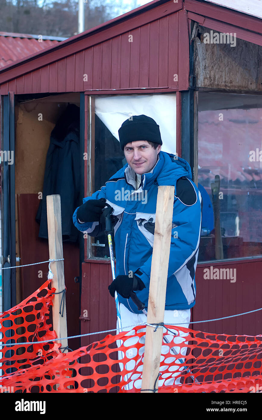 Mann in Ski-Jacke und Hose-warten Stockfoto