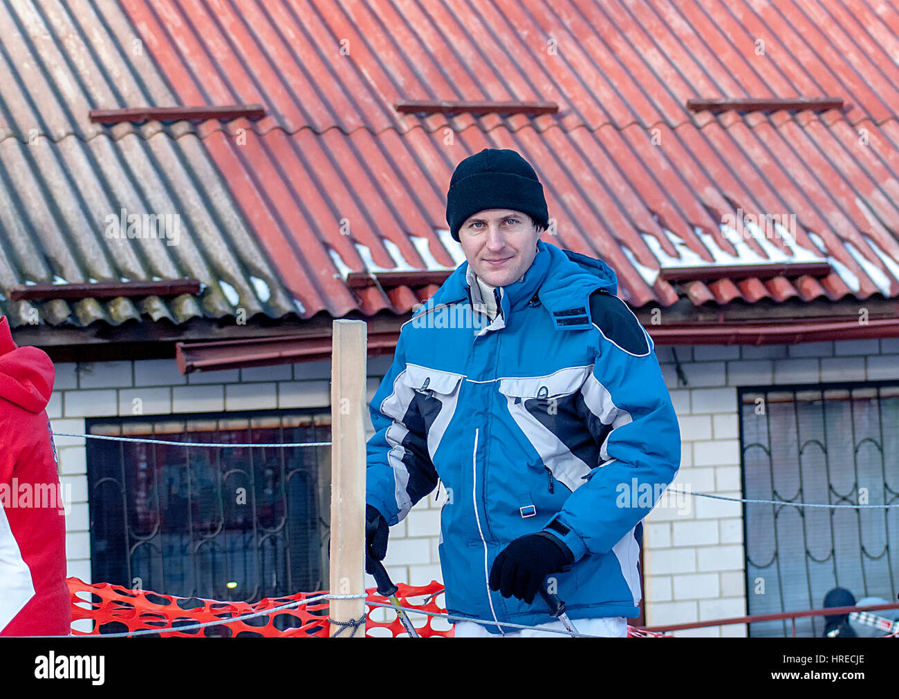 junger Mann in Ski Jacke das warten Stockfoto