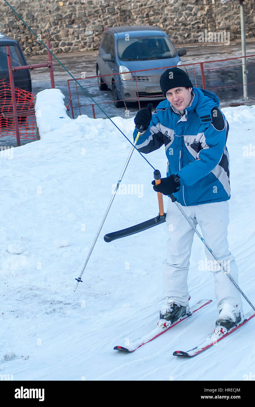 junger Mann im Ski-Jacke mit lift Stockfoto