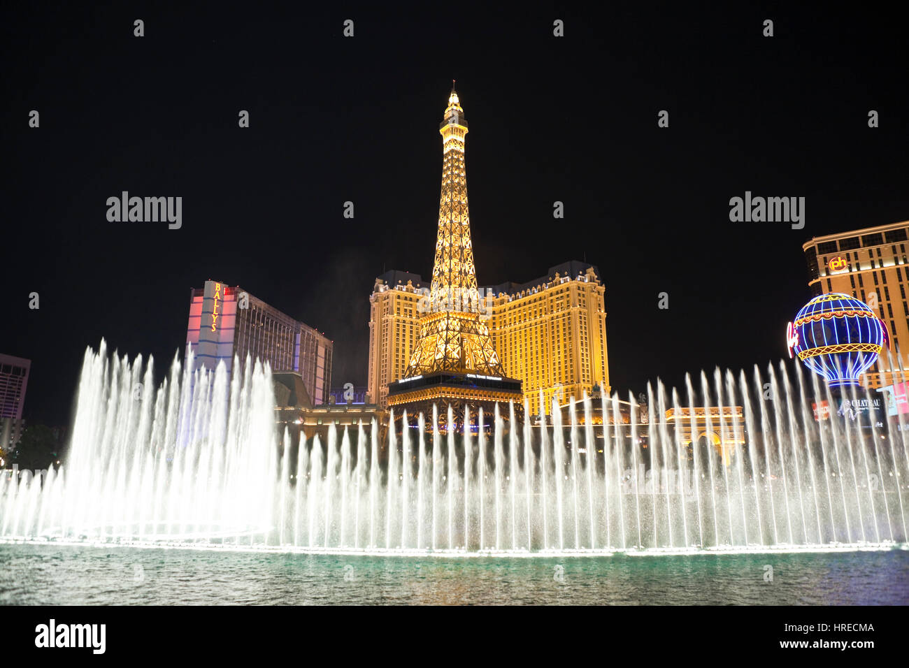 Las Vegas, Nevada, USA - 21. Oktober 2011: Brunnen zwischen dem Bellagio und Paris Resorts am Las Vegas Strip. Stockfoto