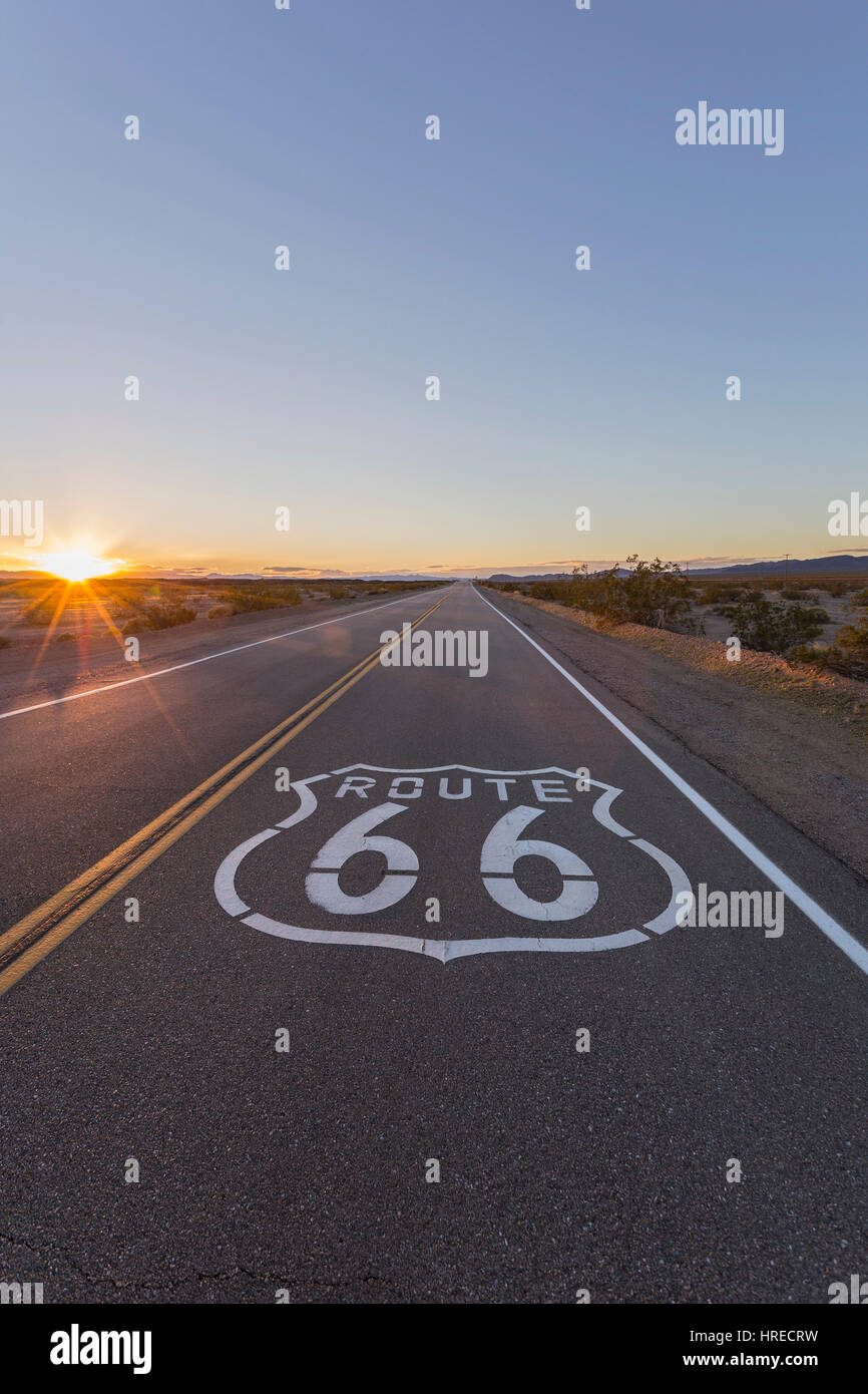 Route 66 Plasterung Zeichen und Sonnenuntergang der Mojave-Wüste in Süd-Kalifornien. Stockfoto