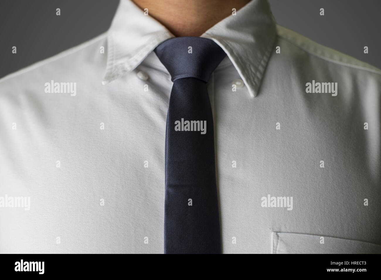 Hautnah auf einen Mann, eine graue Krawatte binden Stockfoto