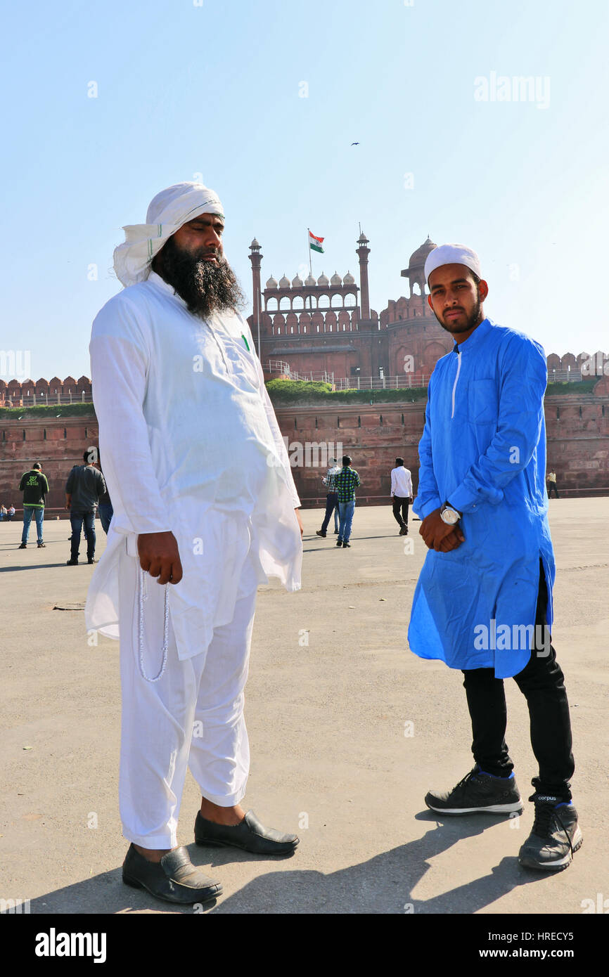 Zwei nicht identifizierte Besucher grüßen das Rote Fort, Delhi, Indien Stockfoto