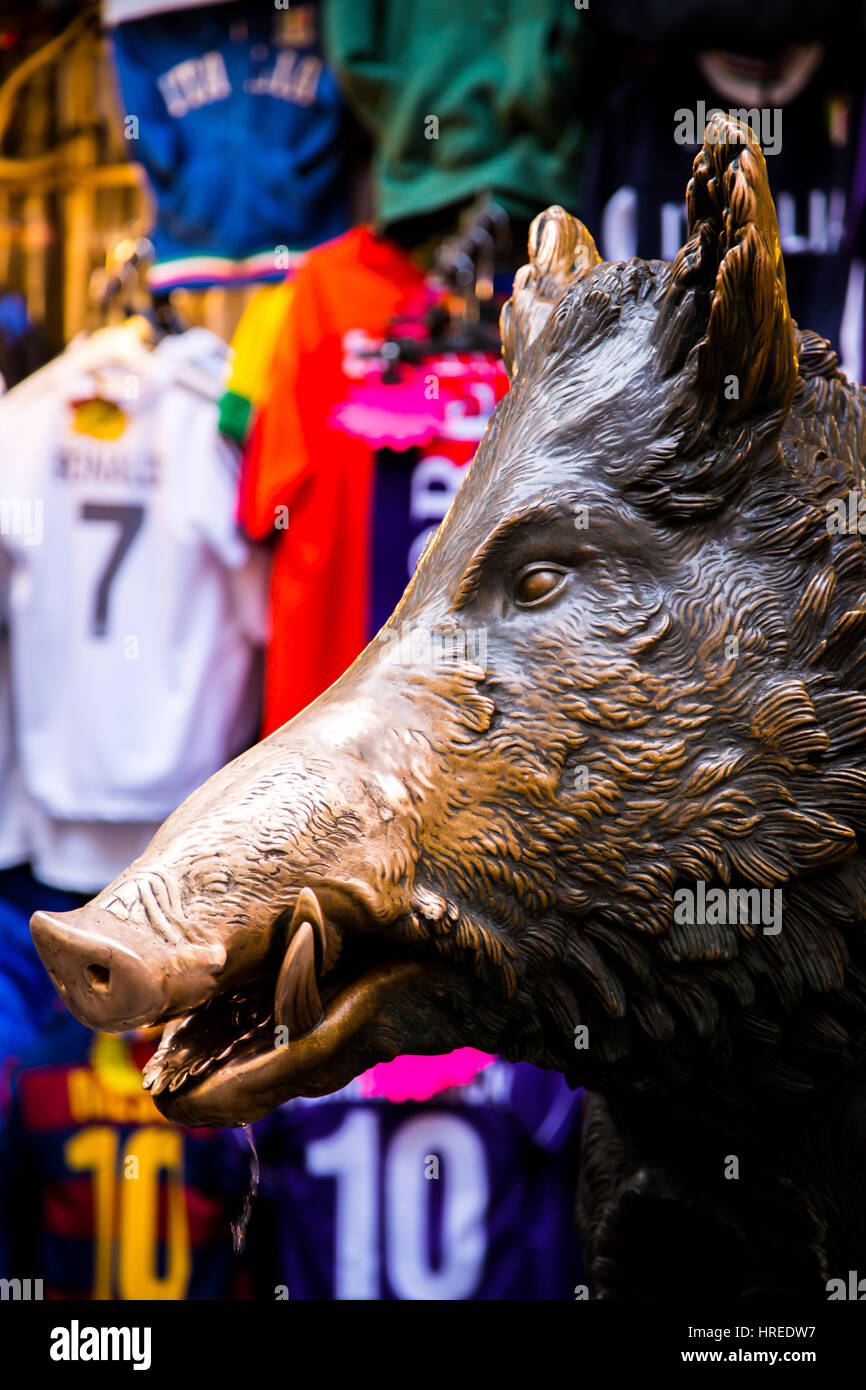 Die Bronzestatue eines Ebers, genannt Il Porcellino in Mercato Nouvo Florenz Italien Stockfoto