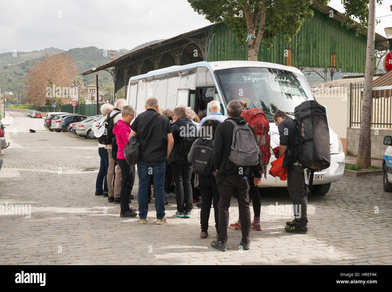 Besucher, die einsteigen in eines Minibus bei Alora Railway Station, Spanien, Europa Stockfoto