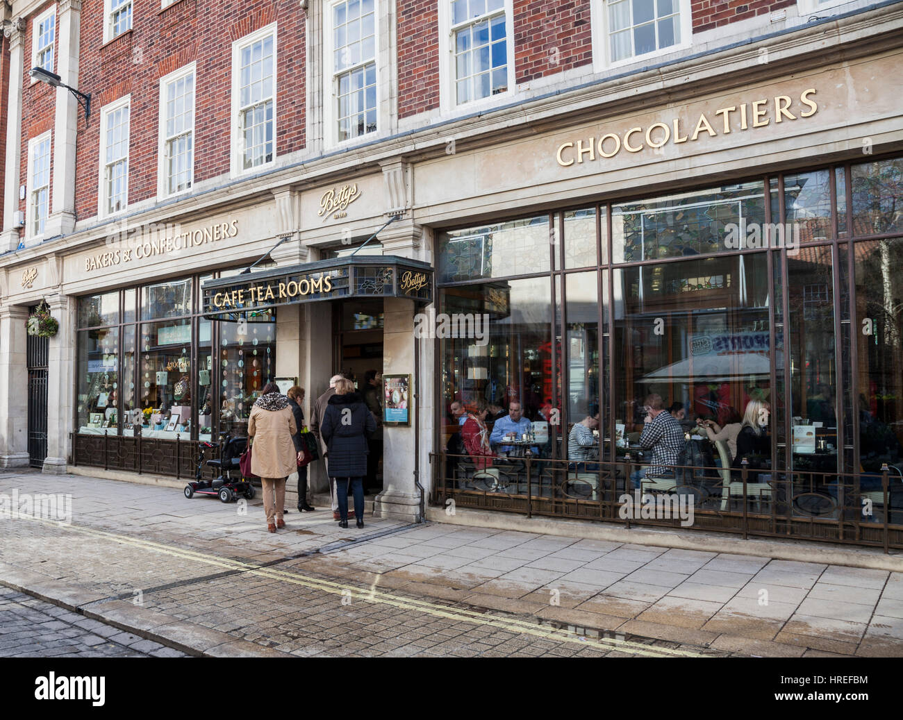 Menschen Schlange, um gehen in Bettys Teestube in York, England, UK Stockfoto