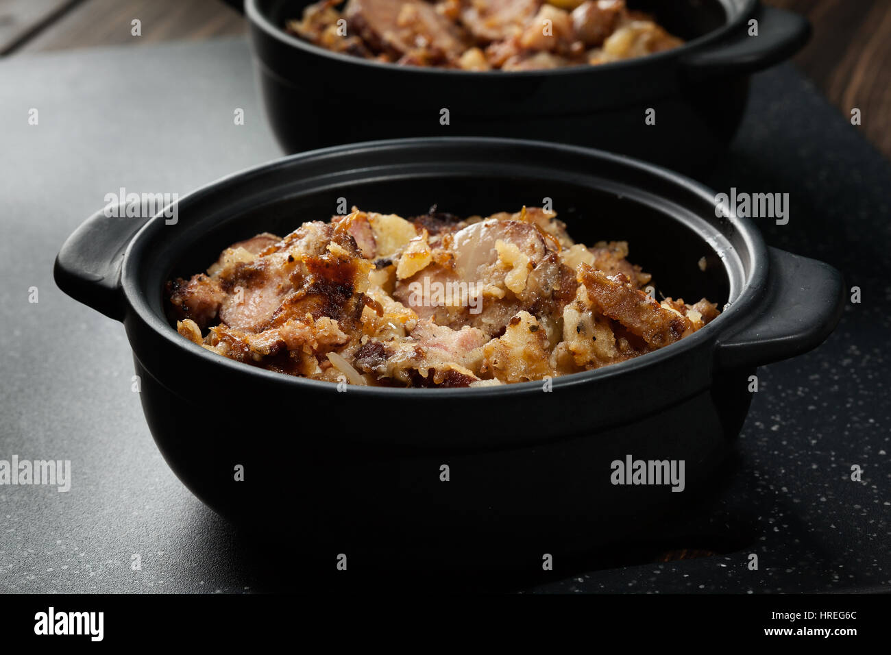 Kartoffeln überbacken mit Wurst und Speck. mystisches Licht Stockfoto