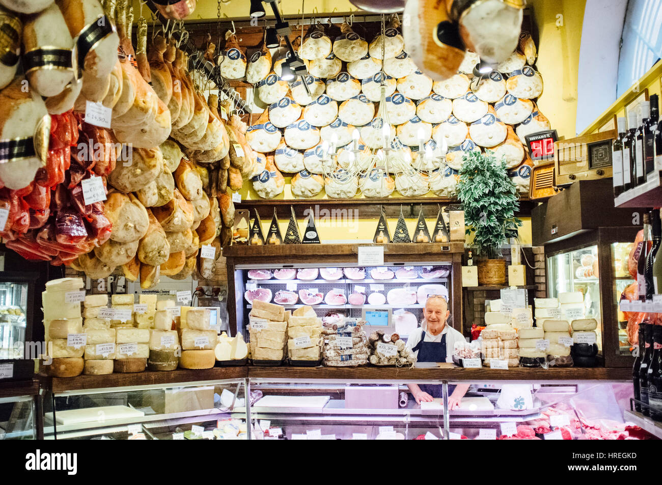 Lächelnd italienischen Verkauf Aufschnitt und Käse in einem Shop in Bologna, Italien. Stockfoto