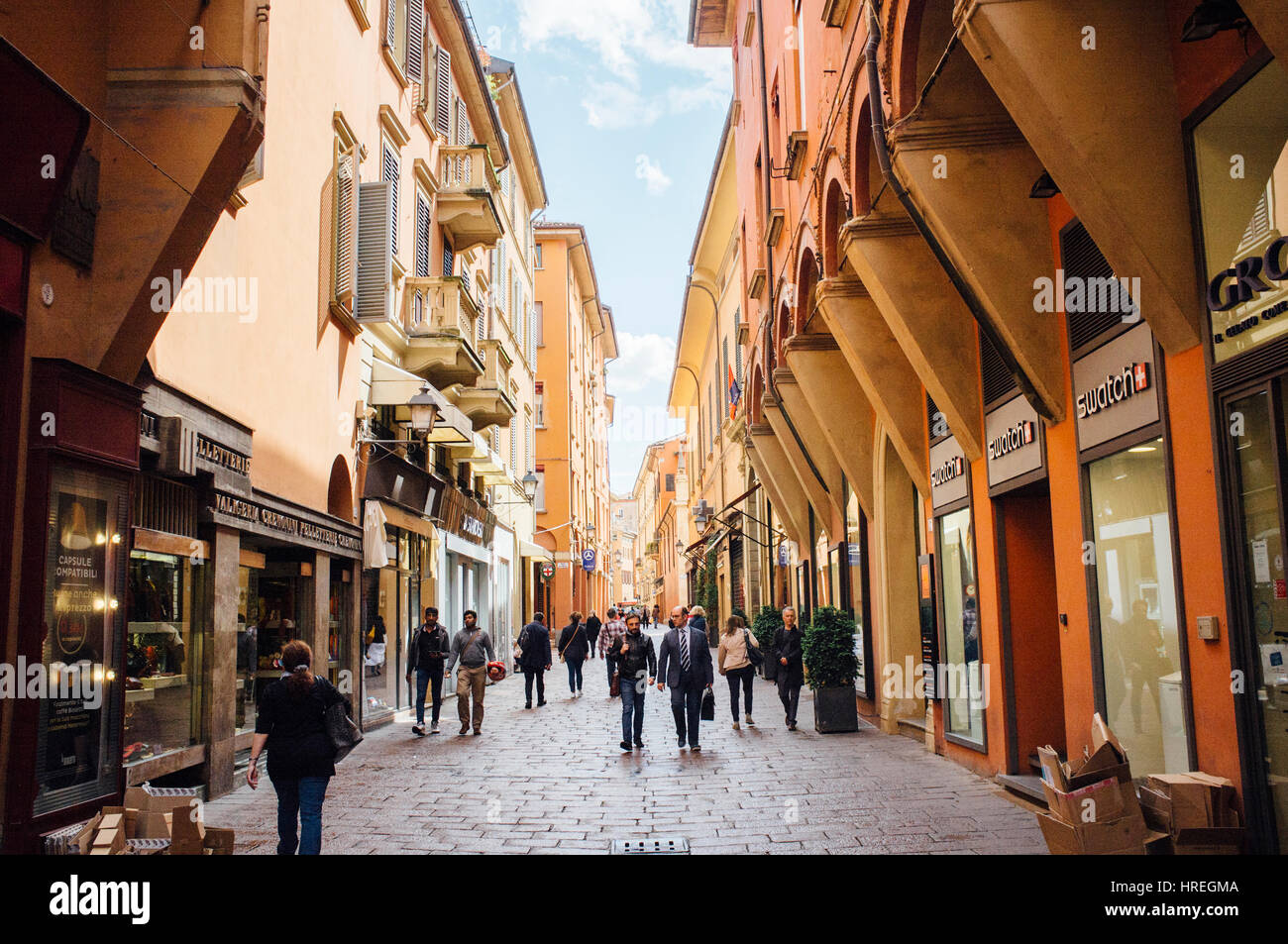 Fußgänger an der Via Massimo d ' Azeglio in Bologna, Italien. Stockfoto