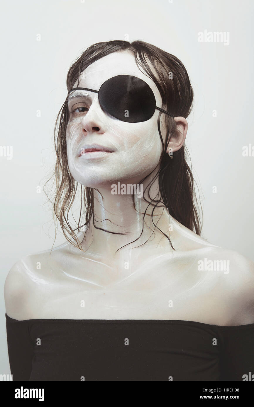 Frau mit einer Augenklappe und weiße Haut Stockfoto