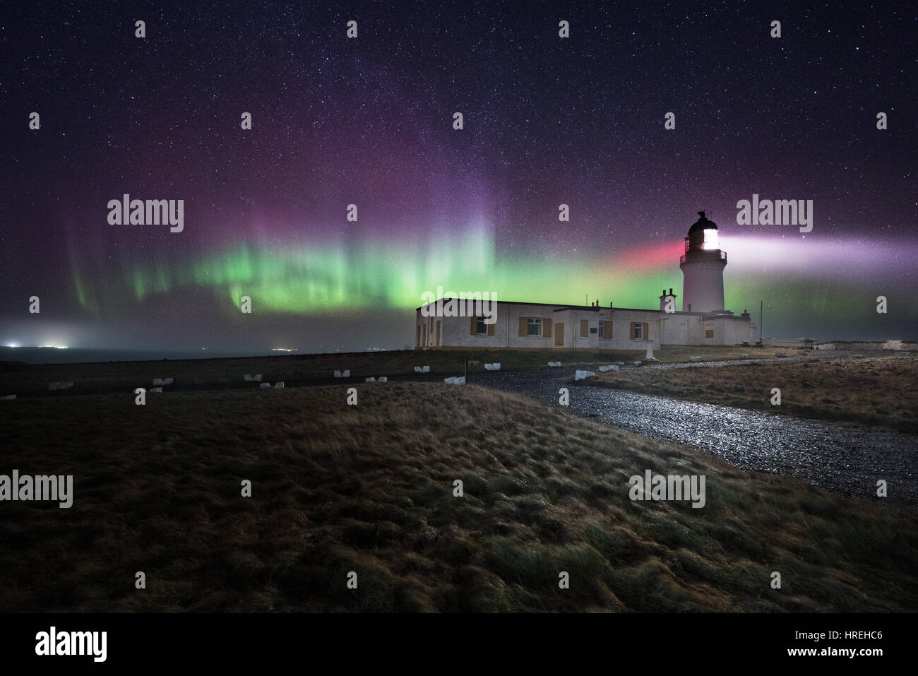 Noss Head Leuchtturm.  Polarlicht über Schottland in der Nähe von Thurso und Wick, Caithness Stockfoto