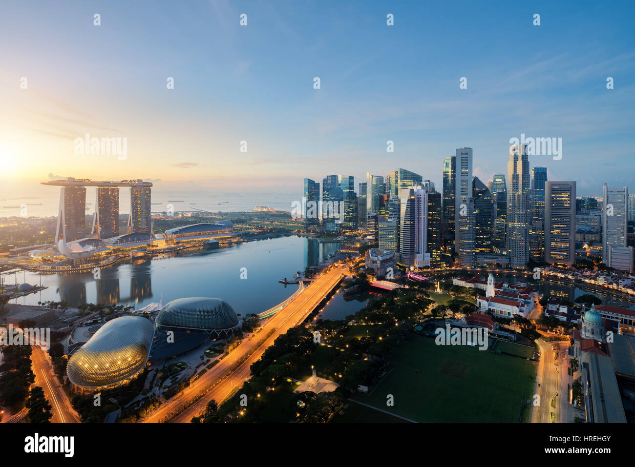 Luftaufnahme des Geschäftsviertels von Singapur und Stadt in der Dämmerung in Singapur, Asien. Stockfoto