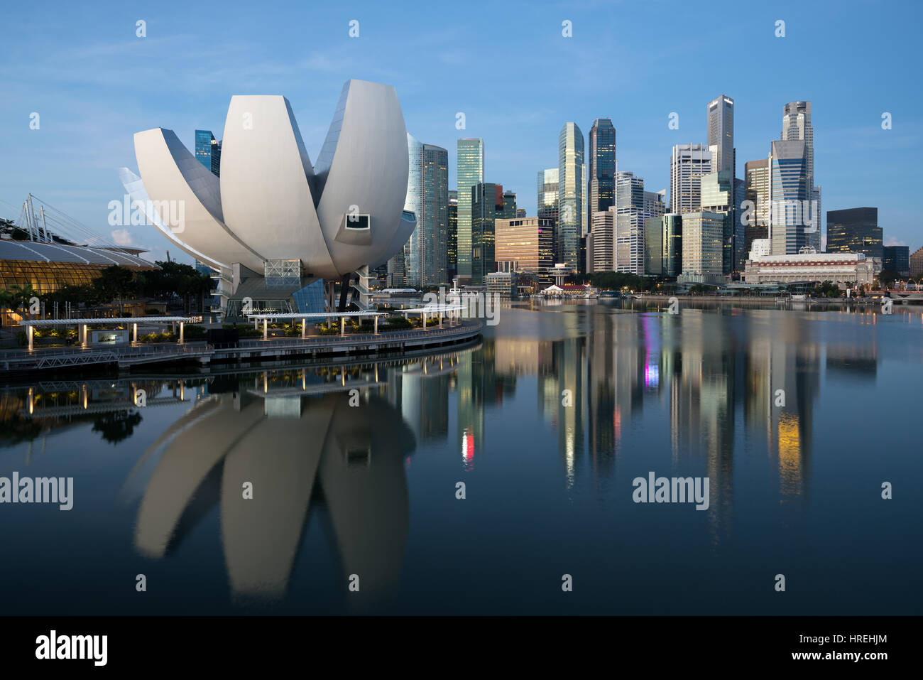 Geschäft Bezirk Skyline von Singapur vor Sonnenaufgang am Marina Bay, Singapur. Stockfoto