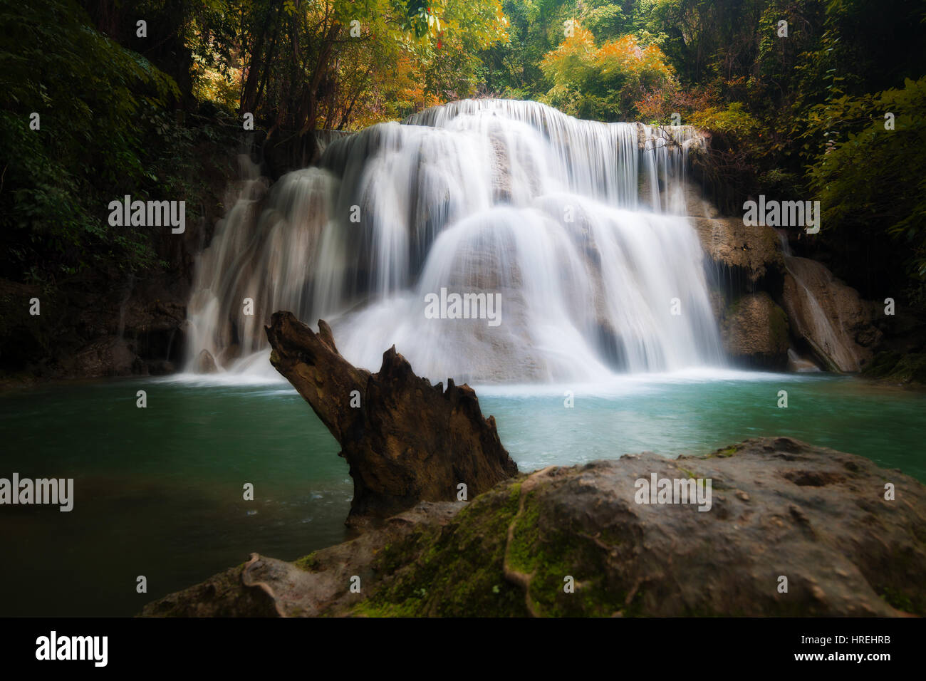 Huay MaeKamin Wasserfall ist schöner Wasserfall im herbstlichen Wald, Provinz Kanchanaburi, Thailand. Stockfoto