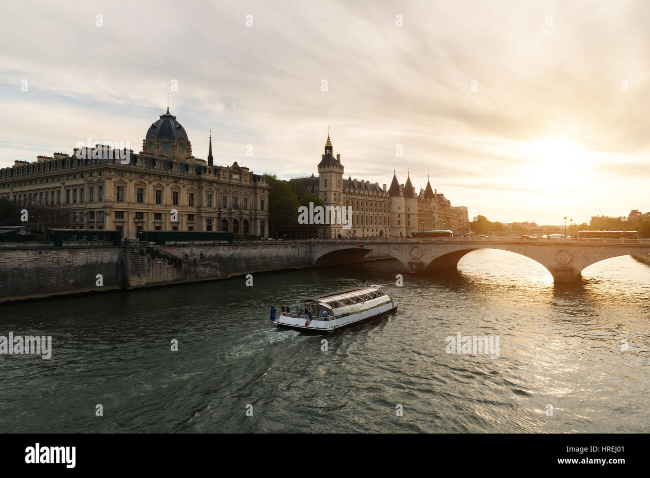 Bootstour am Seineufer in Paris mit Sonnenuntergang. Paris, Frankreich Stockfoto