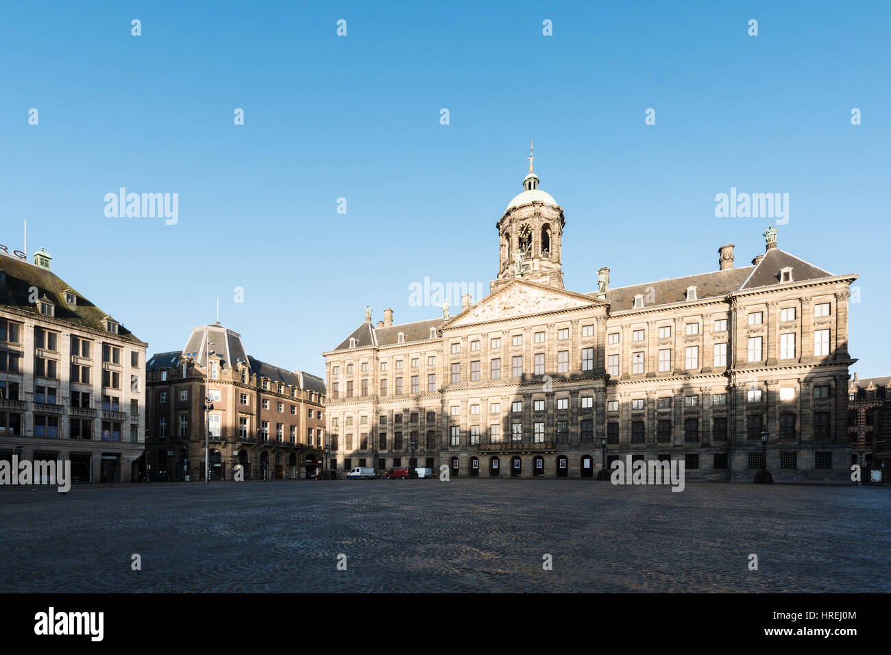 Königlicher Palast auf dem Dam Platz in Amsterdam, Niederlande. Kein Volk Damplatz in Amsterdam, Niederlande. Stockfoto
