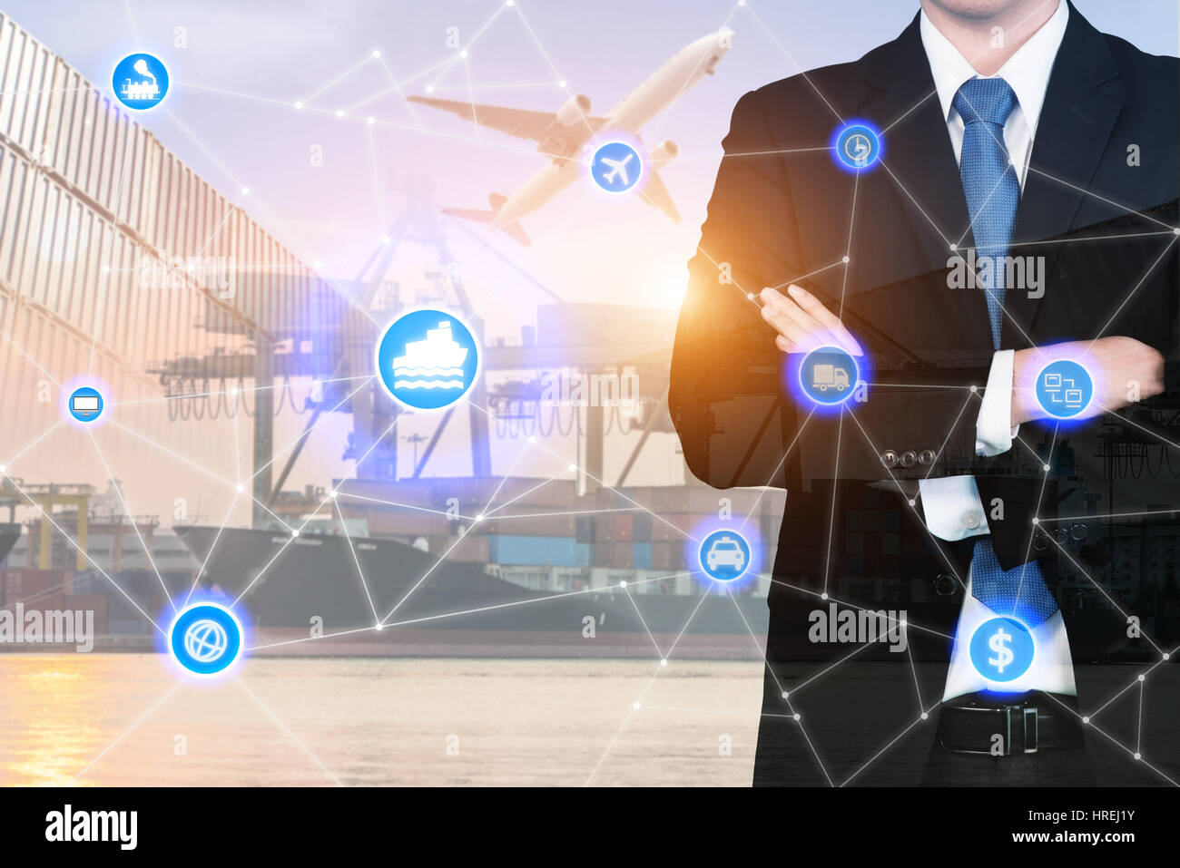 Doppelbelichtung Geschäftsmann stand mit seinen Armen gekreuzt mit globalen Unternehmen Logistik System Verbindung Technologie Schnittstelle globaler Partner Verbindung Stockfoto