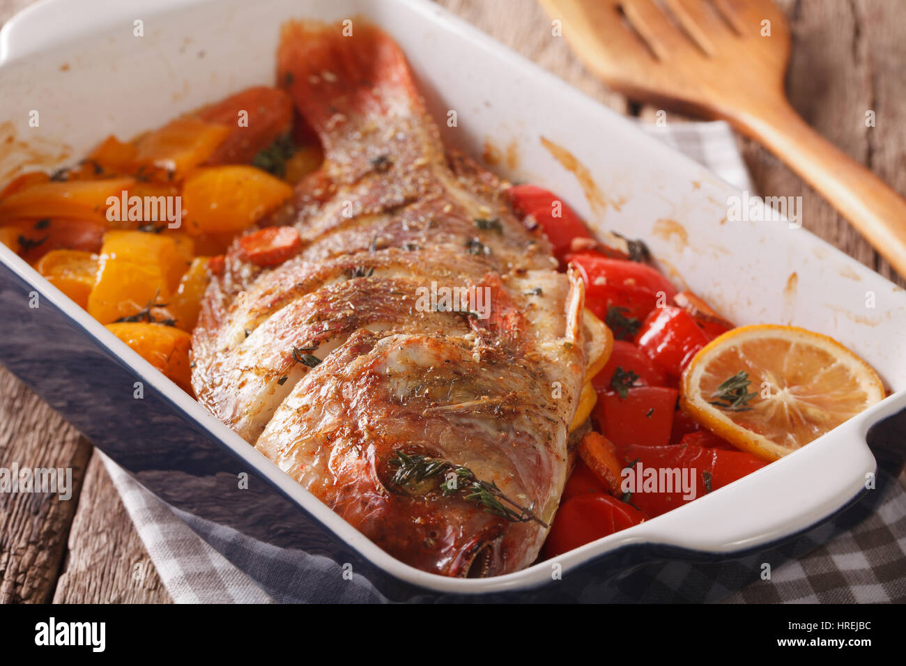 Gebratener roter tilapia -Fotos und -Bildmaterial in hoher Auflösung ...