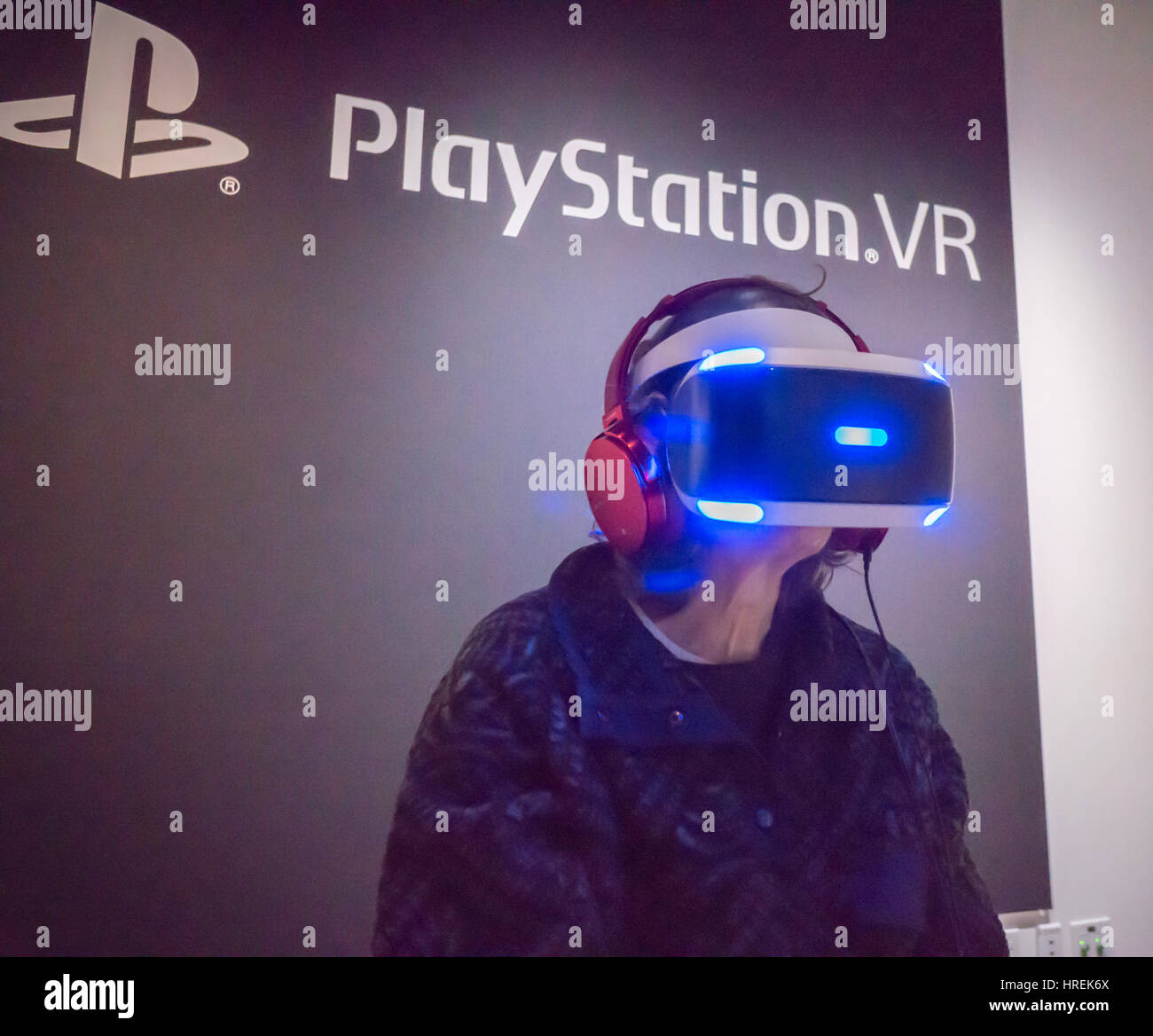 Ein Besucher zum Sony Square in New York am Montag, 27. Februar 2017 probiert die Sony Playstation VR virtual-Reality-Kopfhörer. Die Kopfhörer, ein Add-on für bestehende Playstation 4 Konsolen wurde aufgrund des bestehenden Marktes der Playstation-Besitzer sehr beliebt. (© Richard B. Levine) Stockfoto
