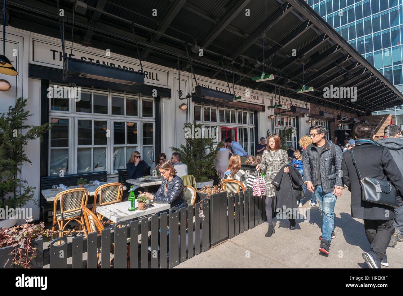 Speisen Sie im The Standard Grill Restaurant im Meatpacking District in New York am Saturda7, 25. Februar 2017. (© Richard B. Levine) Stockfoto