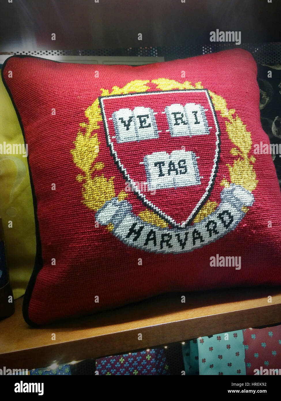 Eine Throw Kissen bestickt mit dem Siegel der Harvard Universität in einem Store in New York auf Samstag, 25. Februar 2017.  (© Richard B. Levine) Stockfoto