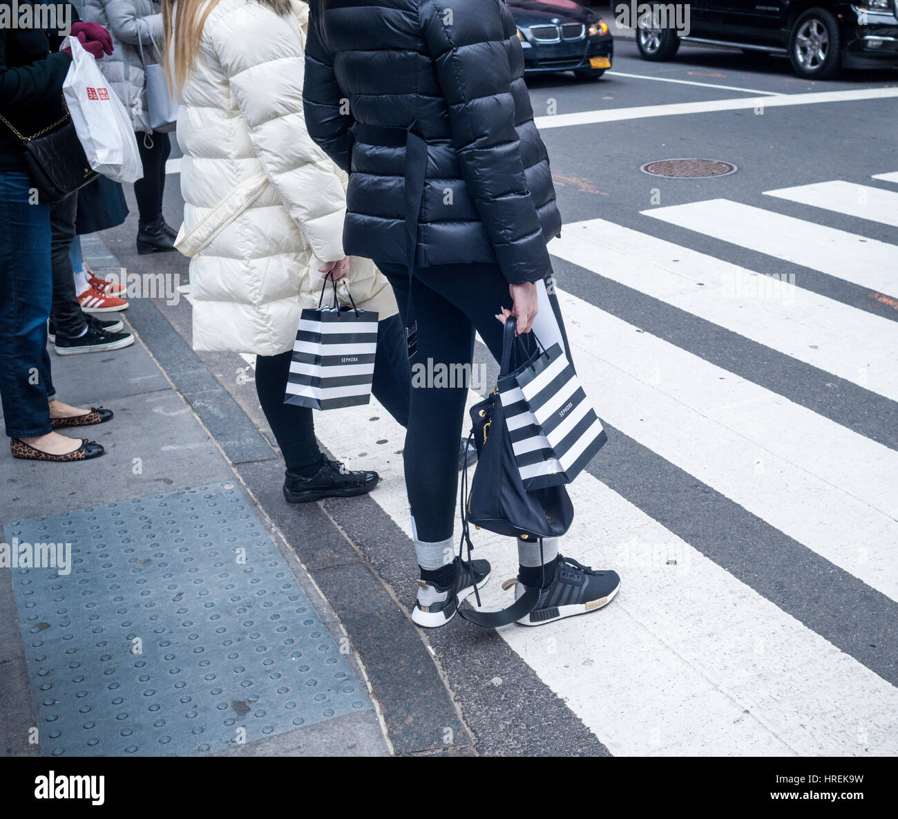 Shopper in New York mit Sephora Einkaufstaschen auf Dienstag, 28. Februar 2017. Das Vertrauen der Verbraucher wird berichtet, dass auf dem höchsten Niveau seit Juli 2001. (© Richard B. Levine) Stockfoto