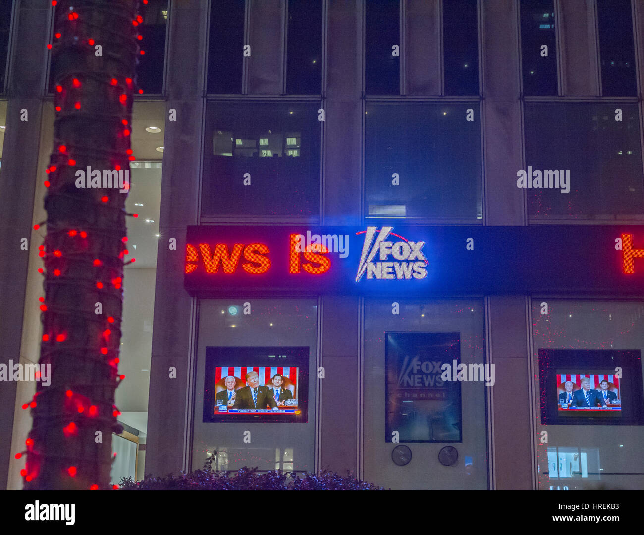 Die News Corp. Gebäude in Midtown Manhattan in New York zeigt die Fox News ausgestrahlt unter ihren News-Ticker der Präsident Donald Trump Rede in einer gemeinsamen Sitzung des Kongresses auf Dienstag, 28. Februar 2017.  (© Richard B. Levine) Stockfoto