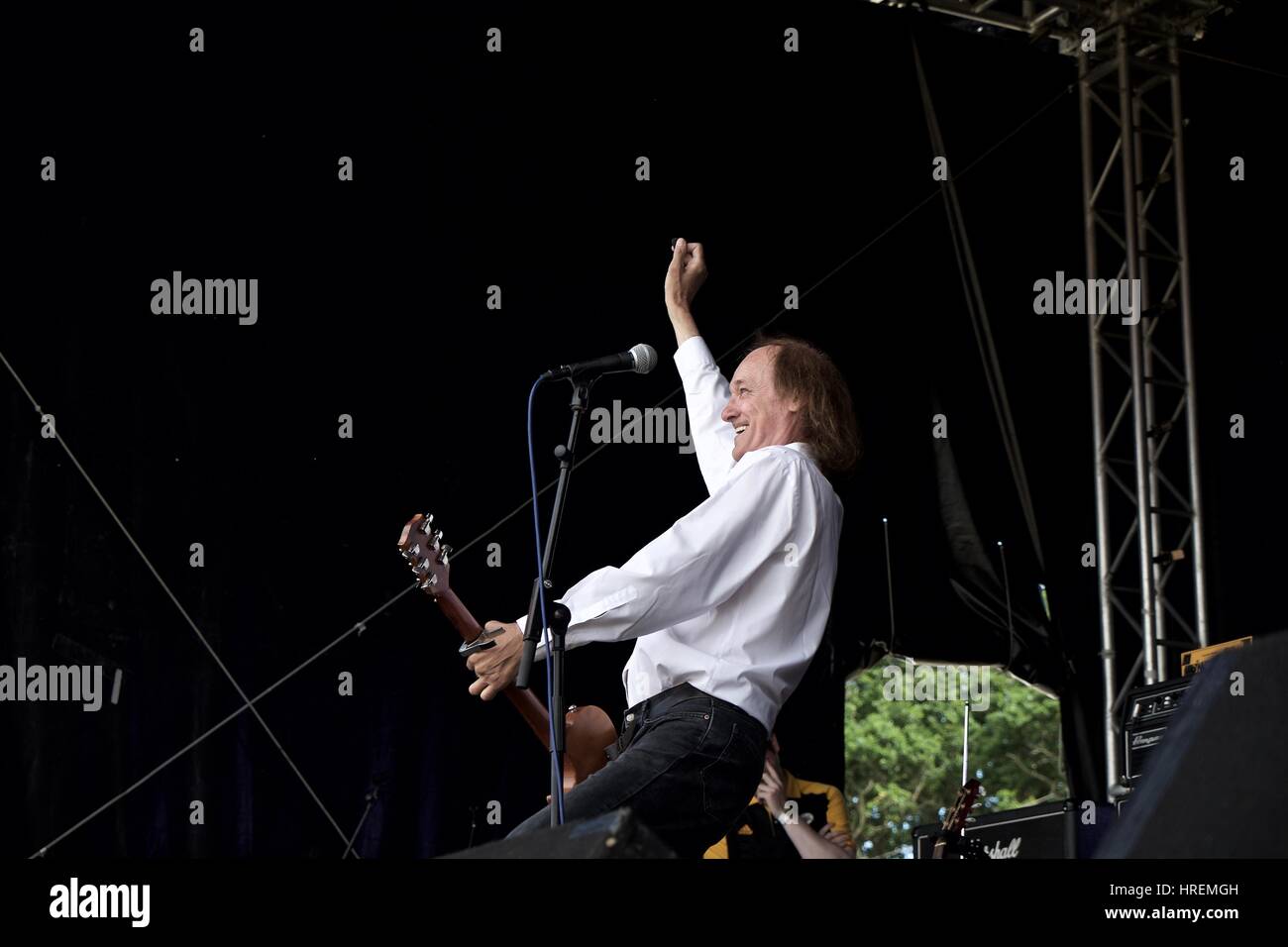 John Otway mit einer Windmühle Gitarre thrash bei Rhythmtree 2016 Stockfoto