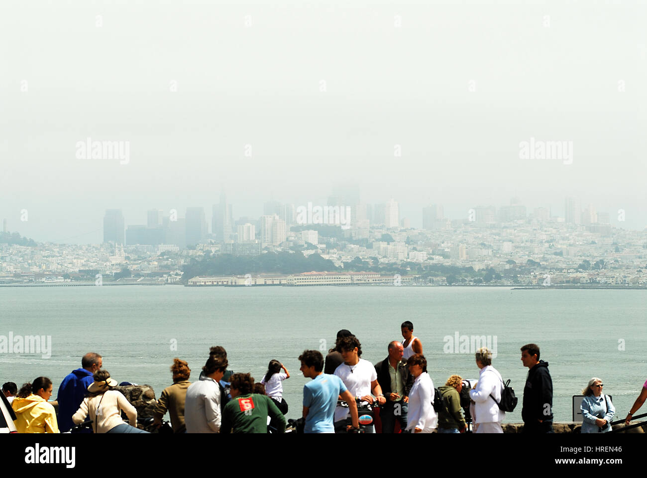 Leute schauen auf die Bucht von San Francisco auf einem nebligen DayContainer Schiff segeln durch die Bucht von San Francisco nach der Golden Gate Bridge, San Francisco, Kalifornien Stockfoto