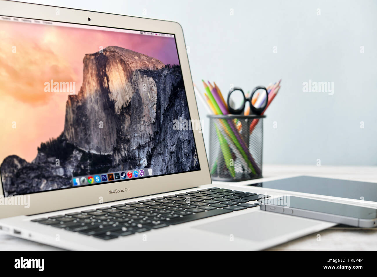 Kiew, UKRAINE - 29. Januar 2015: Brand new Apple MacBook Air Anfang 2014 mit Homepage auf dem Bildschirm, entworfen und entwickelt von Apple Inc., es war releas Stockfoto