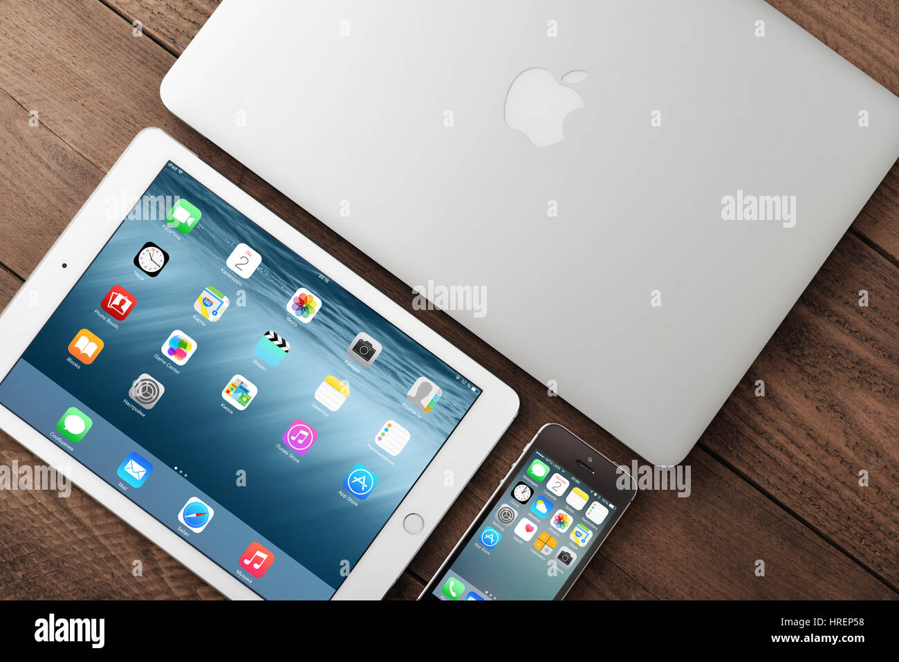 Kiew, UKRAINE - 29. Januar 2015: Apple iPhone 5 s, Air 2 iPad und MacBook Air auf Tisch. Apple Inc. ist ein amerikanisches multinationales Unternehmen, Desig Stockfoto